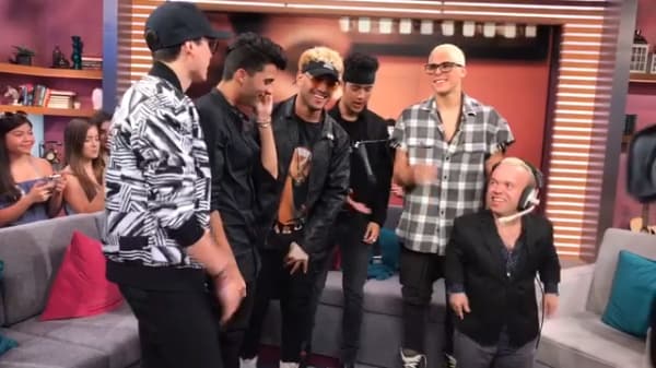Carlitos 'el productor' ensayó con ellos la coreografía.