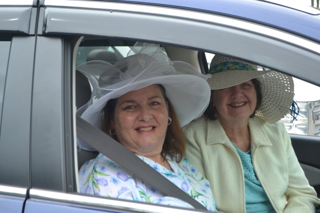 A pesar que los feligreses no pueden interactuar físicamente, esta iglesia creó un nuevo sistema de comunicación. Para responder durante el servicio, los asistentes instan a sonar las bocinas, o cornetas, de los carros.