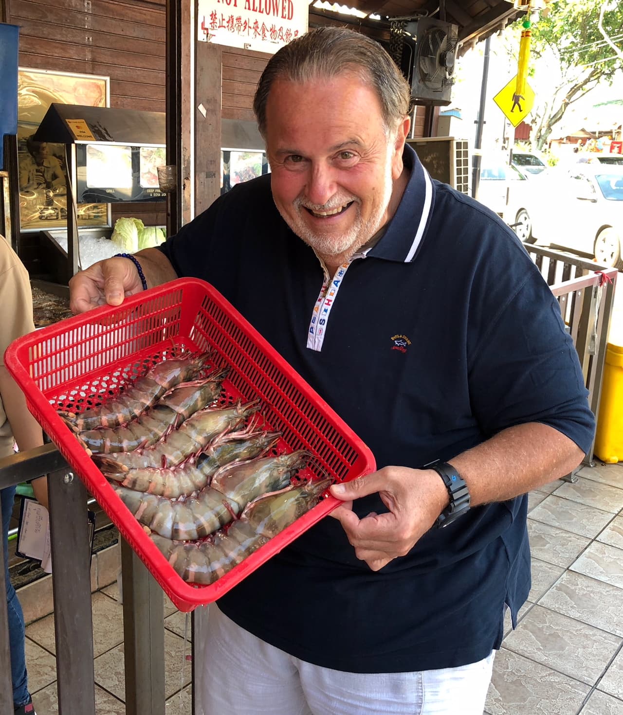 Raúl tiene un gran apetito para la comida de mar y los calamares y langostinos frescos son su debilidad.
<br>