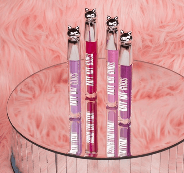 La línea que dio a conocer la intérprete de 'Firework' estaría inspirada en los gatos e incluye 8 labiales semimate, con acabado hidratado, conformado por una gama de tonos neutro y rosas, según informó el portal Instyle.