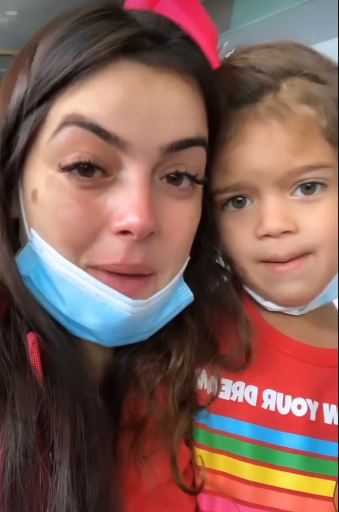 Su hija, de 4 años, la ha acompañado en los difíciles momentos que está viviendo y delante de ella trata de ser fuerte, pues a la pequeña le duele que las lágrimas corran por su rostro. "
<b>A ella no le gusta que yo llore</b>, pero yo le digo: 'Mami déjame llorar un poquito'", mencionó.
