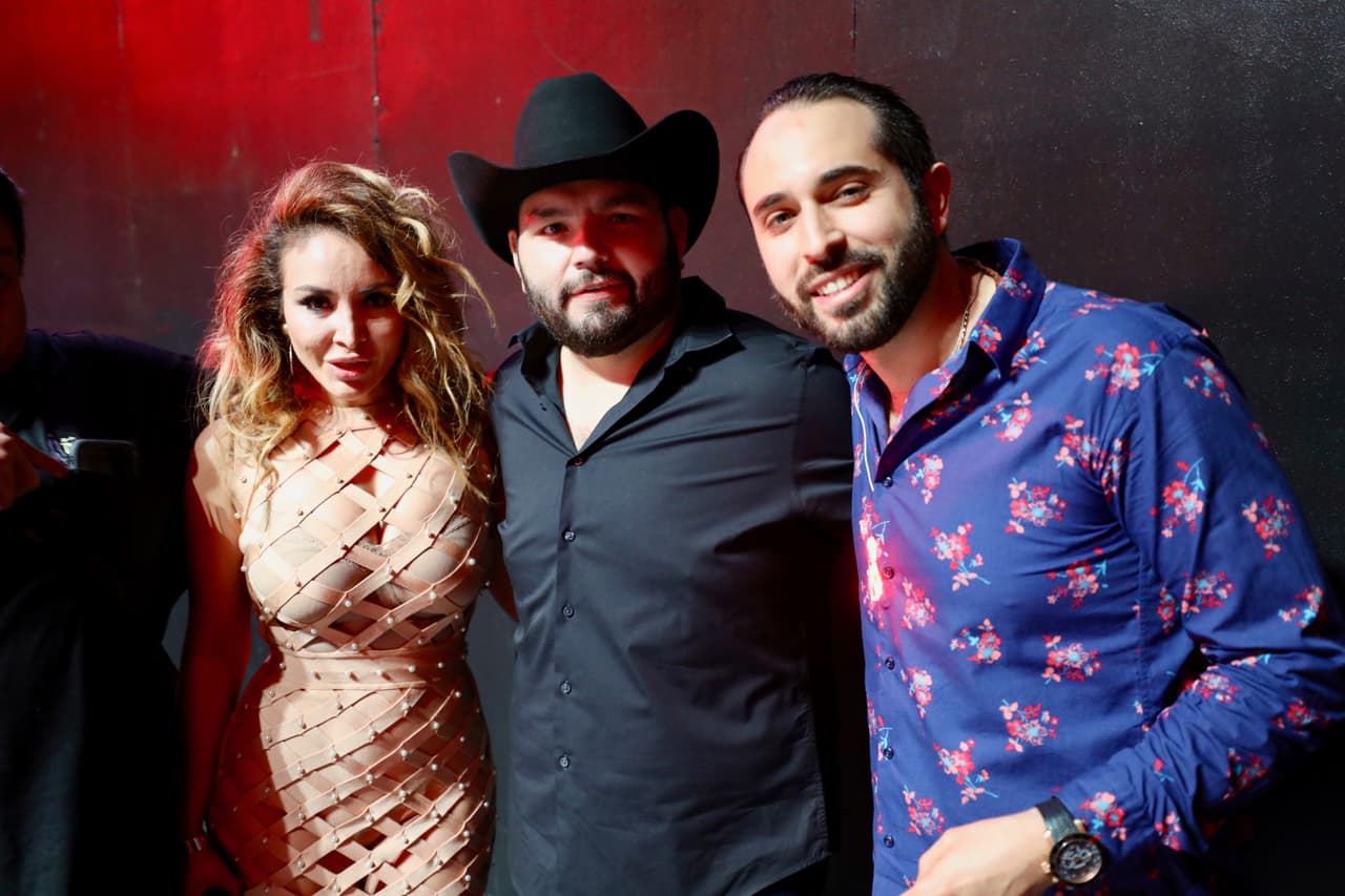 La Bronca, El Tambochi y El Compa Ivan, listos para entrar en escena.