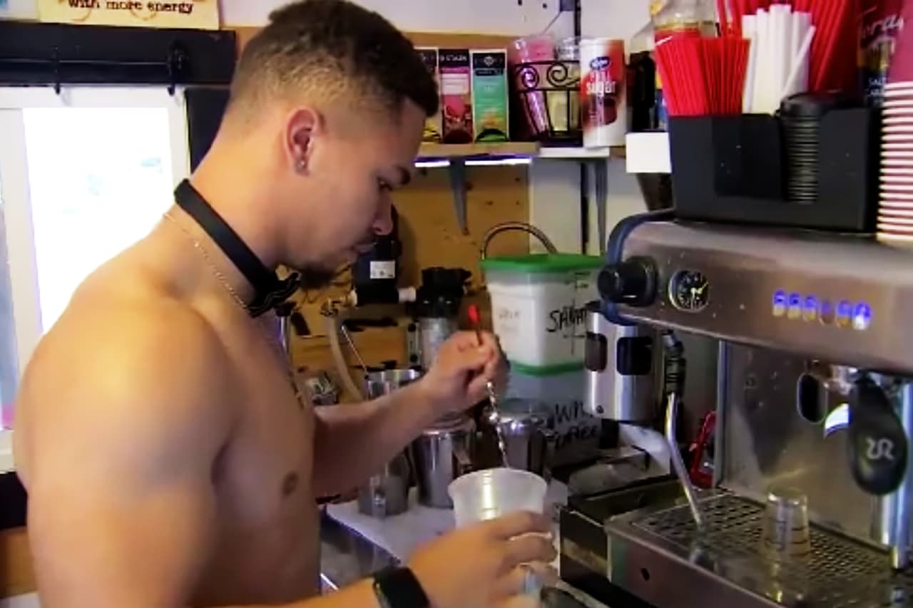 Baristas de Seattle sirven el café con el torso desnudo