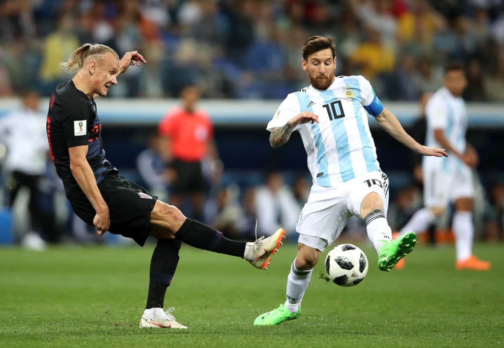 Lionel Messi incluso tuvo que empezar a efctuar labores defensivas y de sacrificio. Aquí se aprecia al capitán de Argentina buscando bloquear un disparo de Ivan Rakitic.