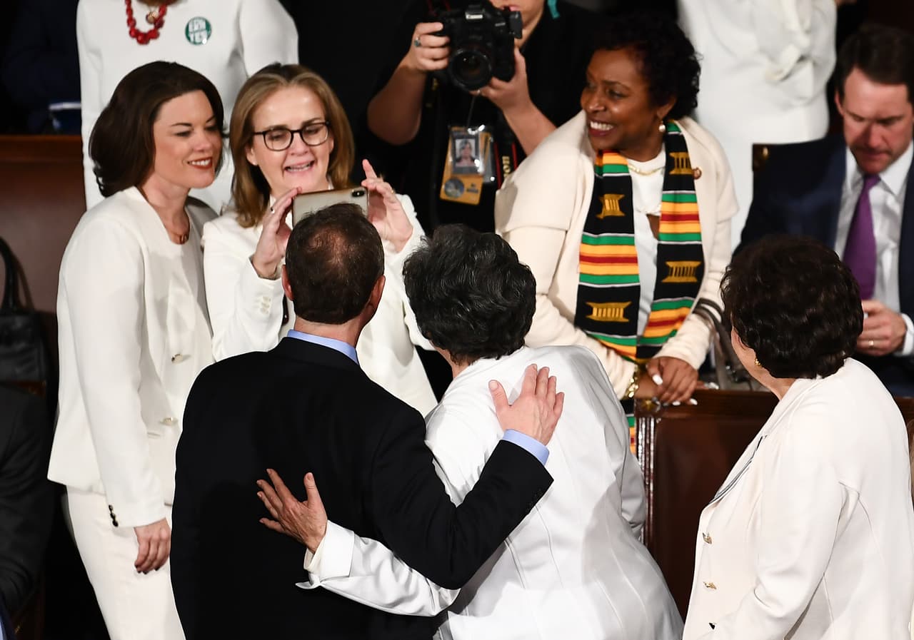 Adam Schiff, presidente del Comité de inteligencia de la Cámara de Representantes, posa junto a las congresistas demócratas.