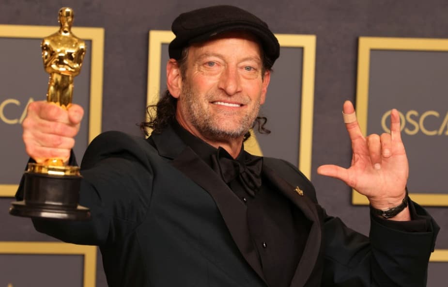 Troy Kotsur con su premio Oscar