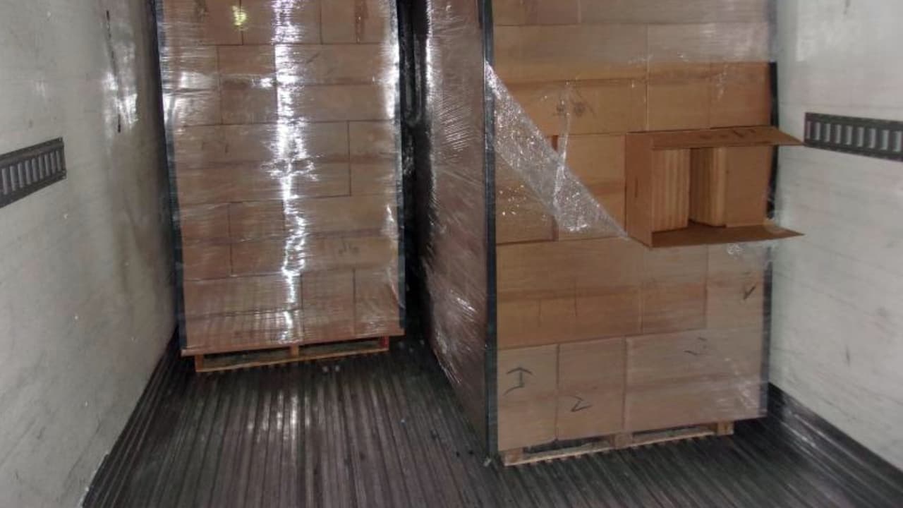 Los oficiales de CBP incautaron más de 12,000 libras de marihuana con un valor en la calle de $27 millones que se encontraron mezcladas con un cargamento de papayas. Un perro detector de narcóticos alertó del envío y los oficiales descubrieron 873 paquetes de marihuana envueltos. El decomiso fue en el puerto de entrada de Otay Mesa.