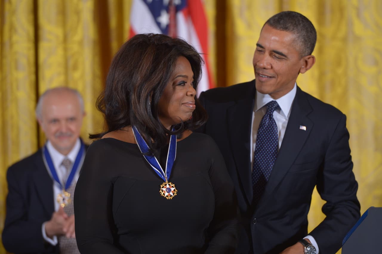 <b>La medalla de la libertad.</b> Oprah Winfrey recibió en 2013 la medalla presidencial de la libertad, de manos de Obama. Este galardón que reconoce "una contribución especialmente meritoria a la seguridad o los intereses nacionales de los Estados Unidos, la paz mundial, cultural o en otras importantes iniciativas públicas o privadas" es considerado la condecoración civil más importante en los EEUU.