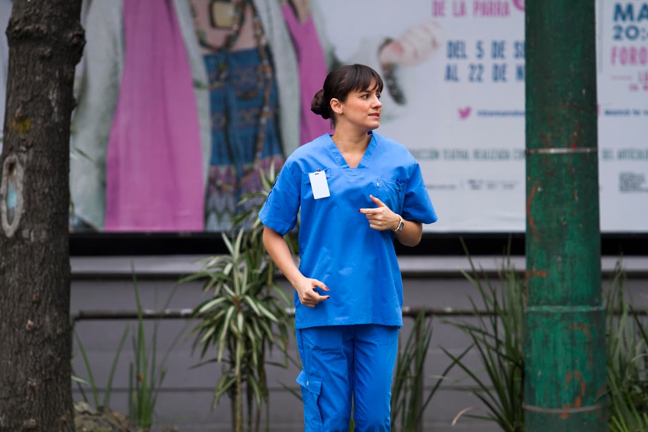 Sin embargo, la enfermera logró escabullirse.