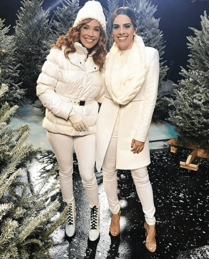 Karla Martínez y ella posaron muy unidas, el día que filmaron la campaña de Navidad de Univision.