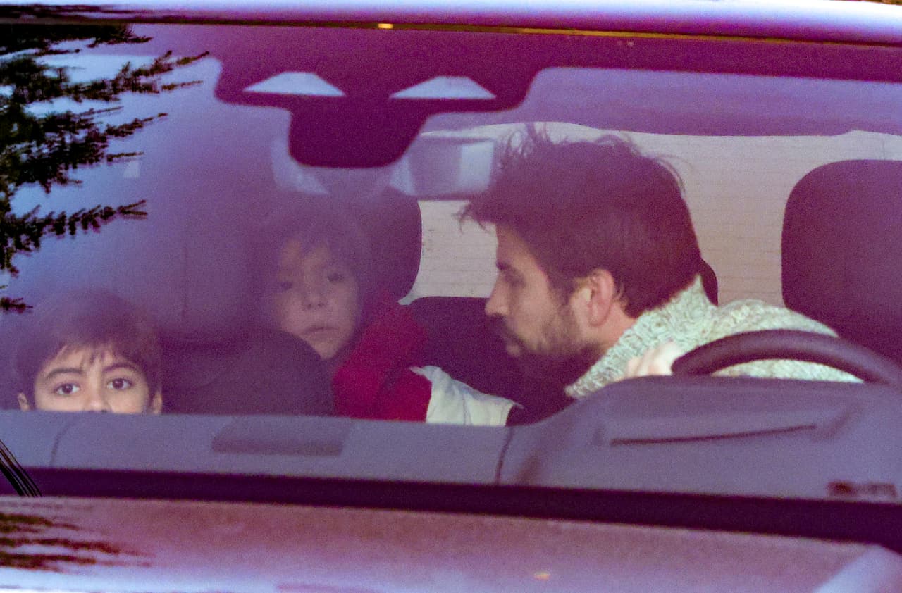 Al volante de su automóvil, Piqué ingresó a la propiedad por el garaje de sus padres, cuya residencia conecta con la de Shakira, y se retiró poco después. 
<br>