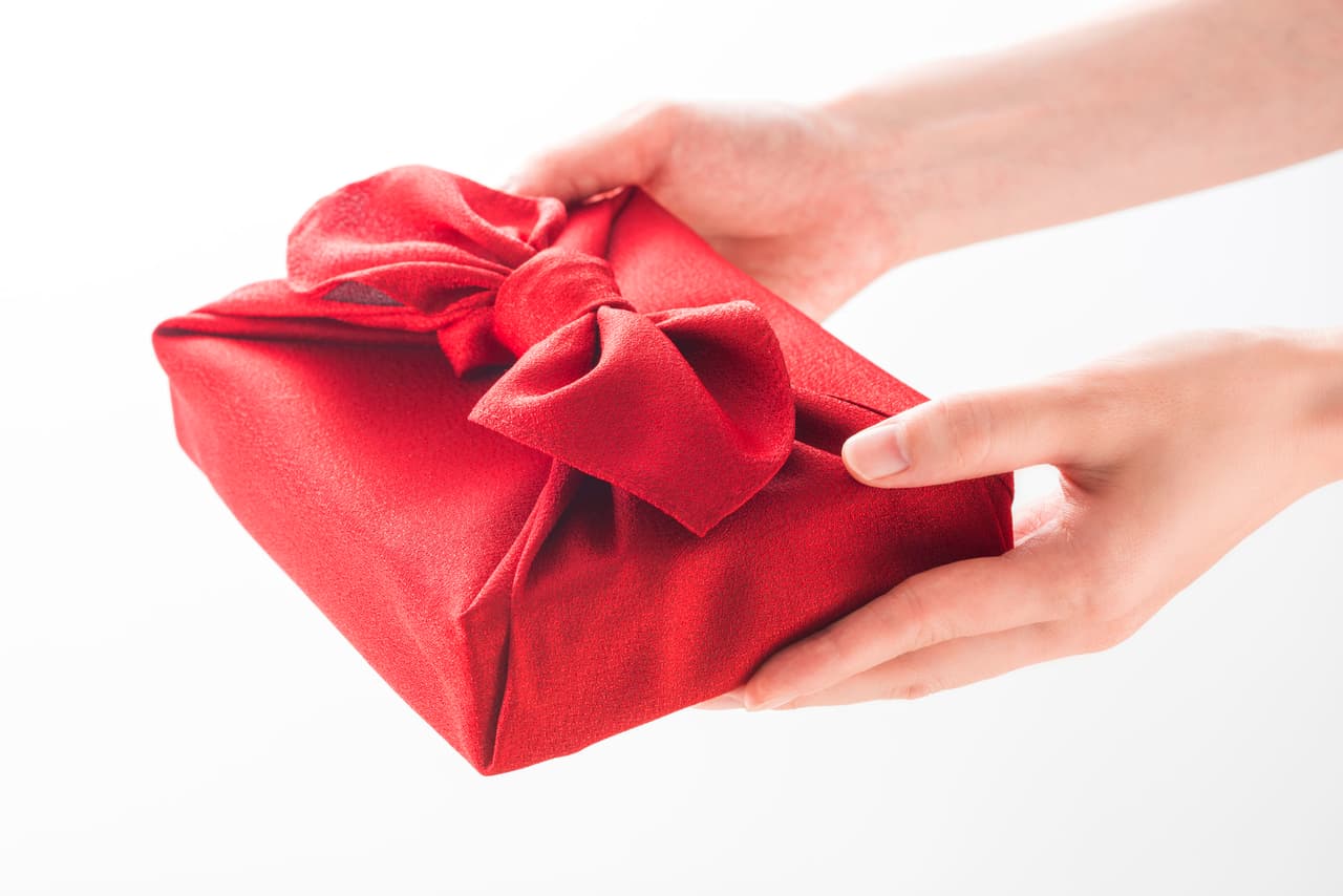 <b>Camisa. </b>También puedes recurrir a una camisa o tela para envolver tu regalo. Lo único que tienes que hacer es meter tu obsequio en una caja, ponerlo en el centro de la camisa y luego doblar la prenda para cubrir completamente el regalo. El moño lo puedes hacer con los puños de las mangas.