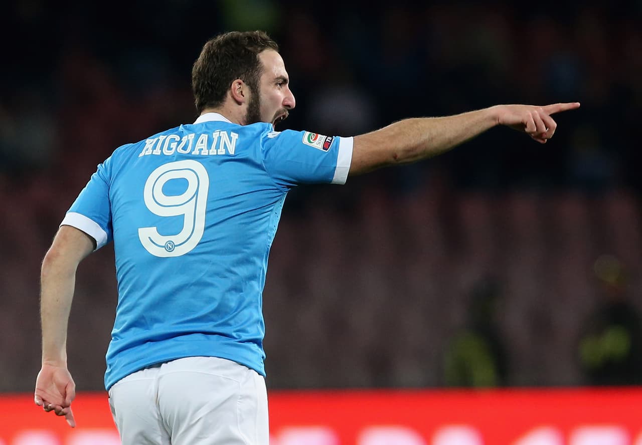 La terna la completa un futbolista que ya jugó en Madrid pero con el eterno rival. Gonzalo Higuaín, el campeón de goleo de la Serie A con Nápoli, es otro futbolista que le llena el ojo al 'Cholo'.