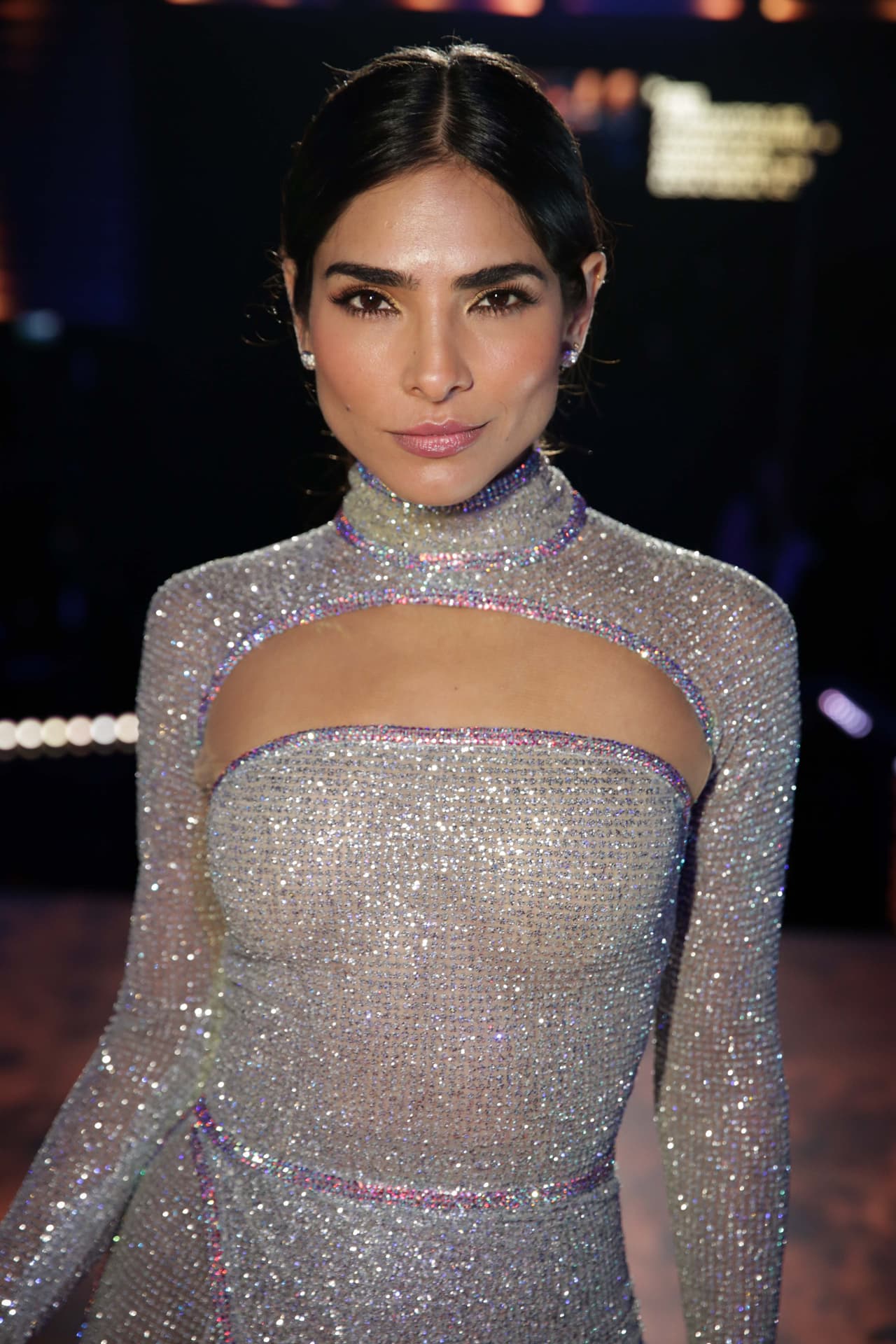 En su segundo cambio, la conductora usó un vestido plateado.