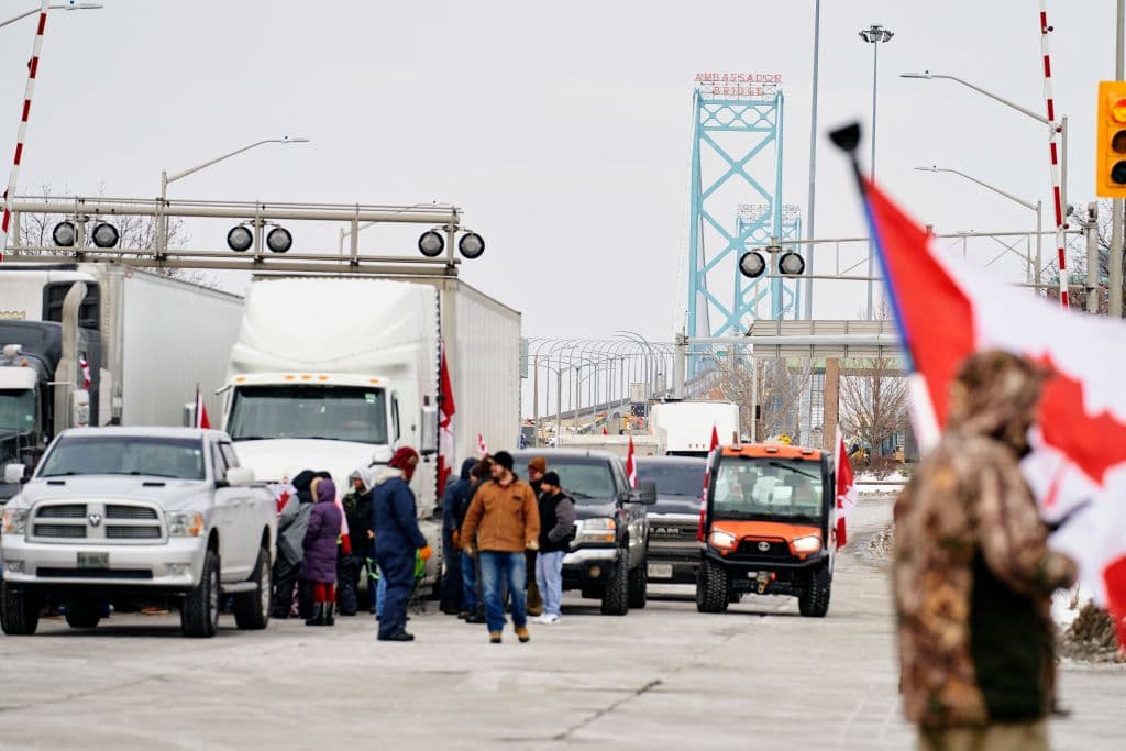 Conductores del autodenominado "Convoy de la Libertad" bloquearon el lunes el cruce internacional Ambassador, que une a la ciudad de Windsor, en Ontario, con Detroit, en Michigan, y es el más transitado entre ambos países. También obstaculizaron el cruce de Coutts que conecta la provincia de Alberta con el estado de Montana.