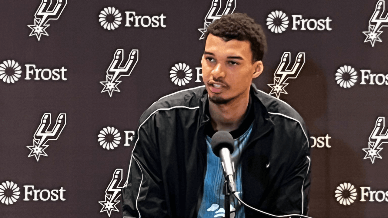 Victor Wembanyama, la estrella más reciente de los Spurs, estuvo presente en los eventos. Además, Keldon Johnson saludó a los fans.