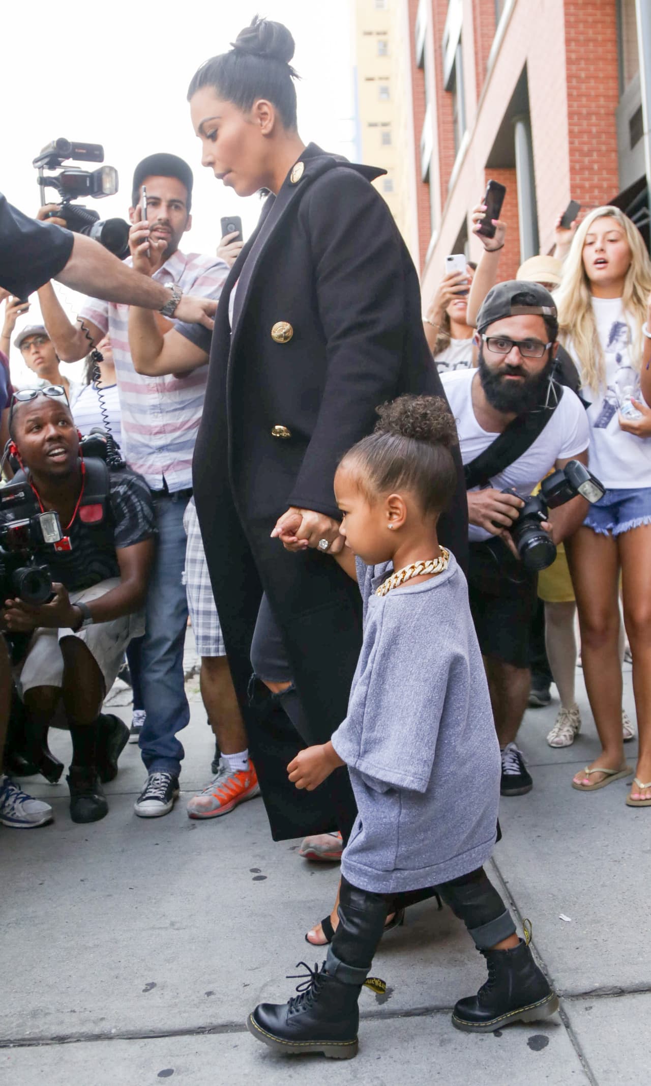 Kim adora pasear con su hija y presumir la bella relación que tiene.