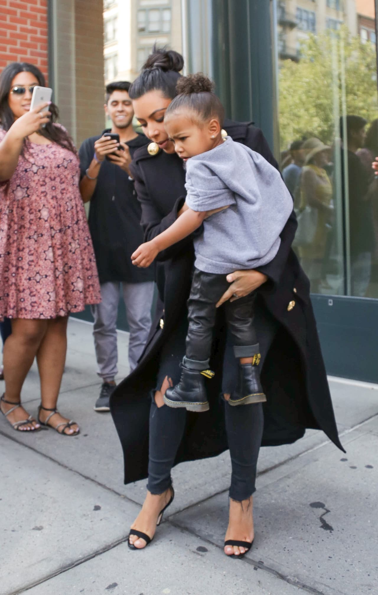 La socialité tuvo que levantarla y cargarla un rato para que se calmara un poco.