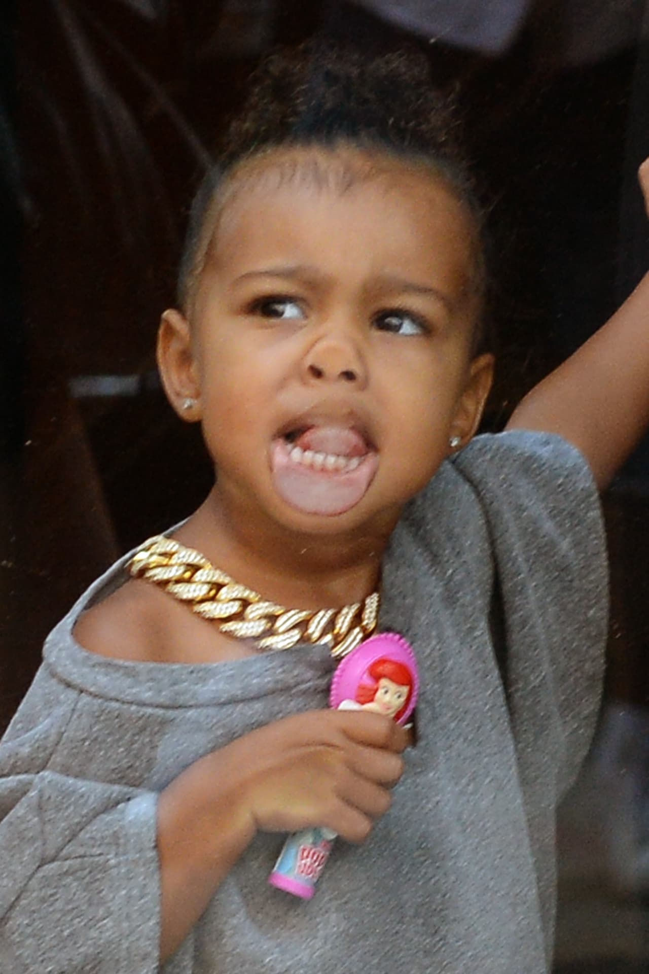 Nori parecía estar muy contenta y no dejó de hacer gestos muy graciosos al pegar su rostro a un vidrio.