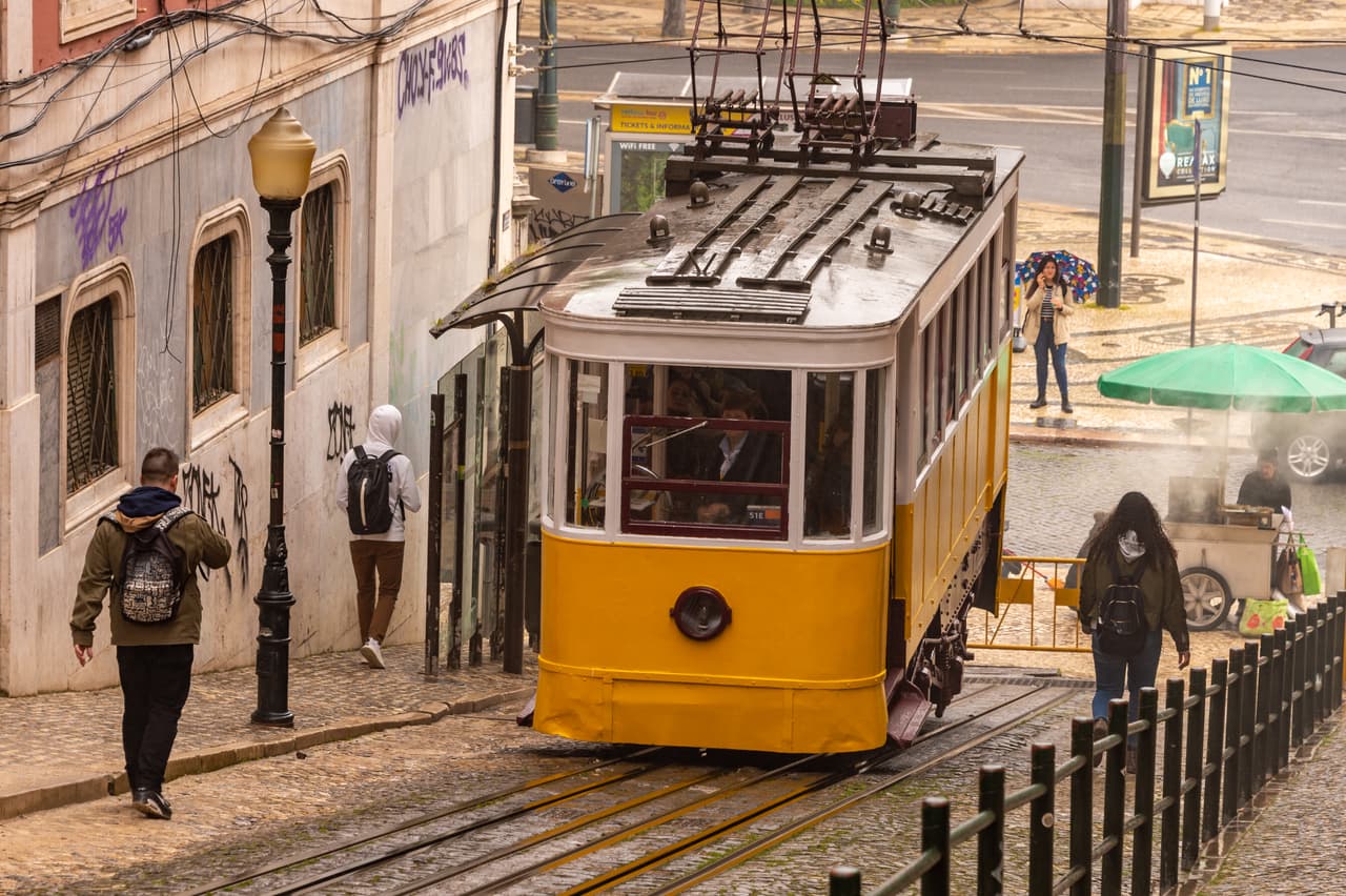 <b>Portugal.</b> Para la nacionalidad de este país debe participar en un programa donde puede escoger entre una donación a la cultura portuguesa, la inversión en un negocio o la compra de bienes raíces, por una cantidad de alrededor de 300,000 dólares. También deberá realizar un examen de la historia de esa nación.