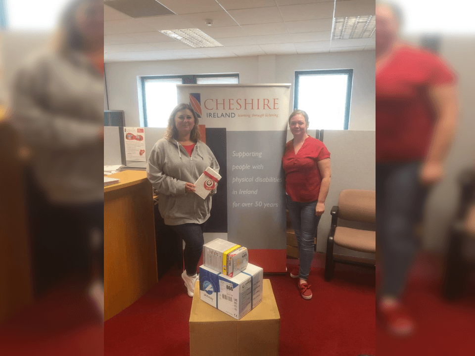 Otra imagen de cómo entregan material médico conservando la sana distancia.