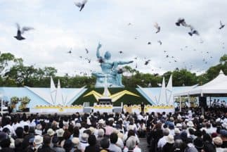 Decenas de miles de personas se reunieron en Nagasaki para recordar a las 70 mil personas de esta ciudad que murieron por la bomba atómica lanzada hace 69 años.