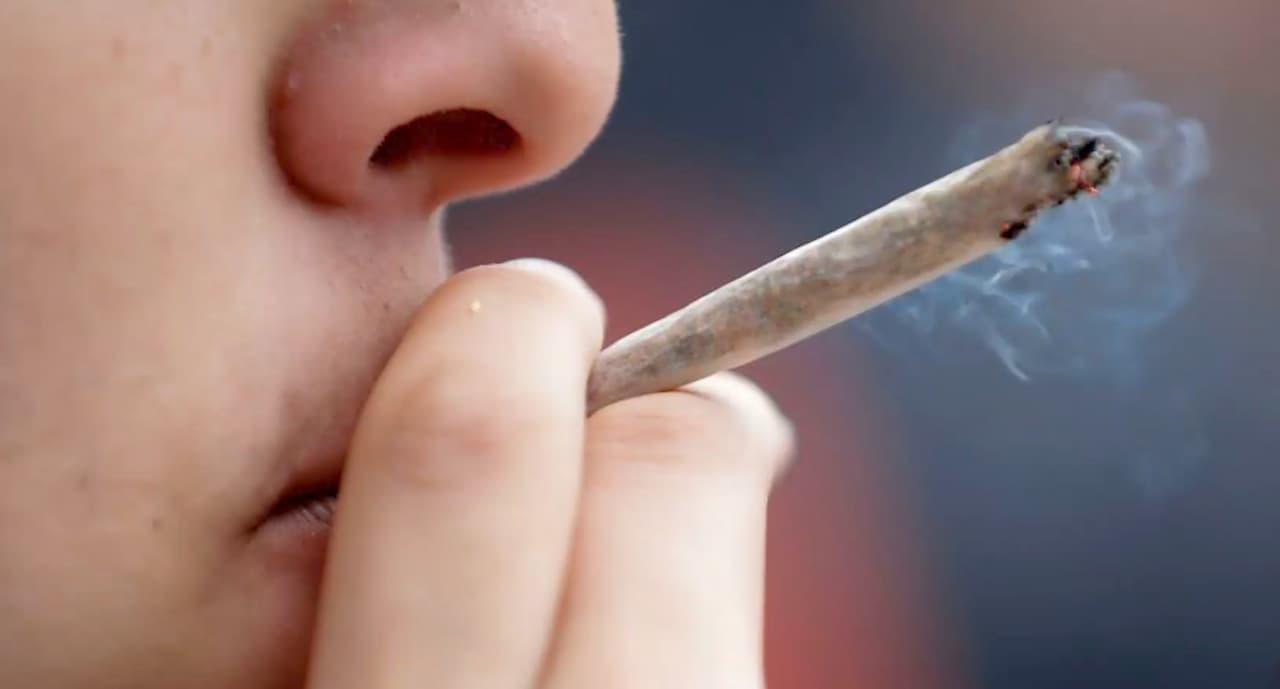 El gobernador de Nueva Jersey firmó un paquete de leyes que abrieron el camino para un mercado de marihuana recreativa legal en el estado, el cual comenzó el 21 de abril, 2022.