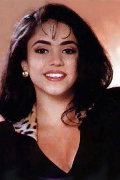 Desde sus incios, 
<b>Shakira</b> lució la melena con su color natural: el castaño oscuro.