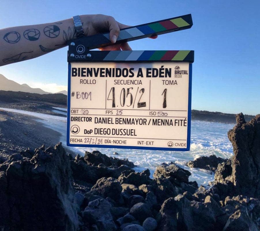 La cuenta de la plataforma de 'streaming' publicó esta fotografía para anunciar el inicio de grabaciones de
<b> 'Bienvenidos a Edén'</b>, serie de 8 episodios: "Mordemos la manzana una y mil veces si hace falta. Empieza el rodaje de la serie 'Bienvenidos a Edén' con Amaia Salamanca, Lola Rodríguez, Berta Vázquez, Ana Mena, Begoña Vargas, Belinda Peregrín, Sergio Momo y más".