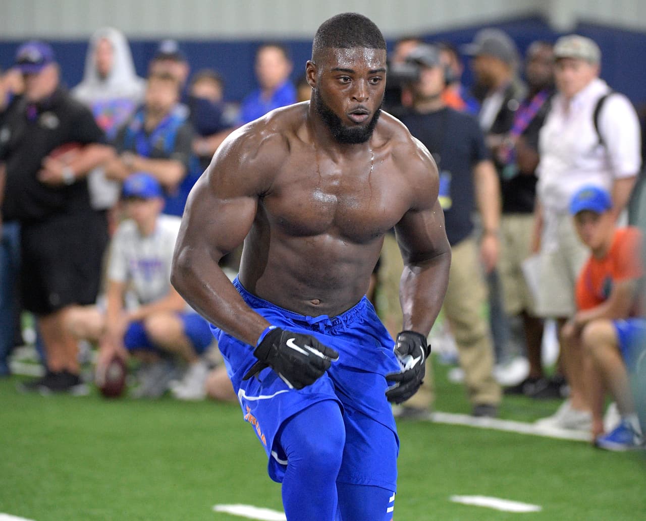<b>21 JARRAD DAVIS | LB Detroit Lions</b>
<br>Universidad: Florida
<br>Estatura: 6’1’’
<br>Peso: 238 libras
<br>
<br>Destacar: Una lesión en la pierna le costó a Davis un tercio de la temporada pasada, pero aún así siguió siendo del segundo equipo All-SEC.
<br>
<br>Resumen: Un linebacker atlético que necesita estar trabajando mejor su desempeño través del tráfico en la línea contra los portadores de pelota.
<br>
<br>Conclusión: Quinto año consecutivo que un jugador de la Florida fue tomado en la primera ronda.