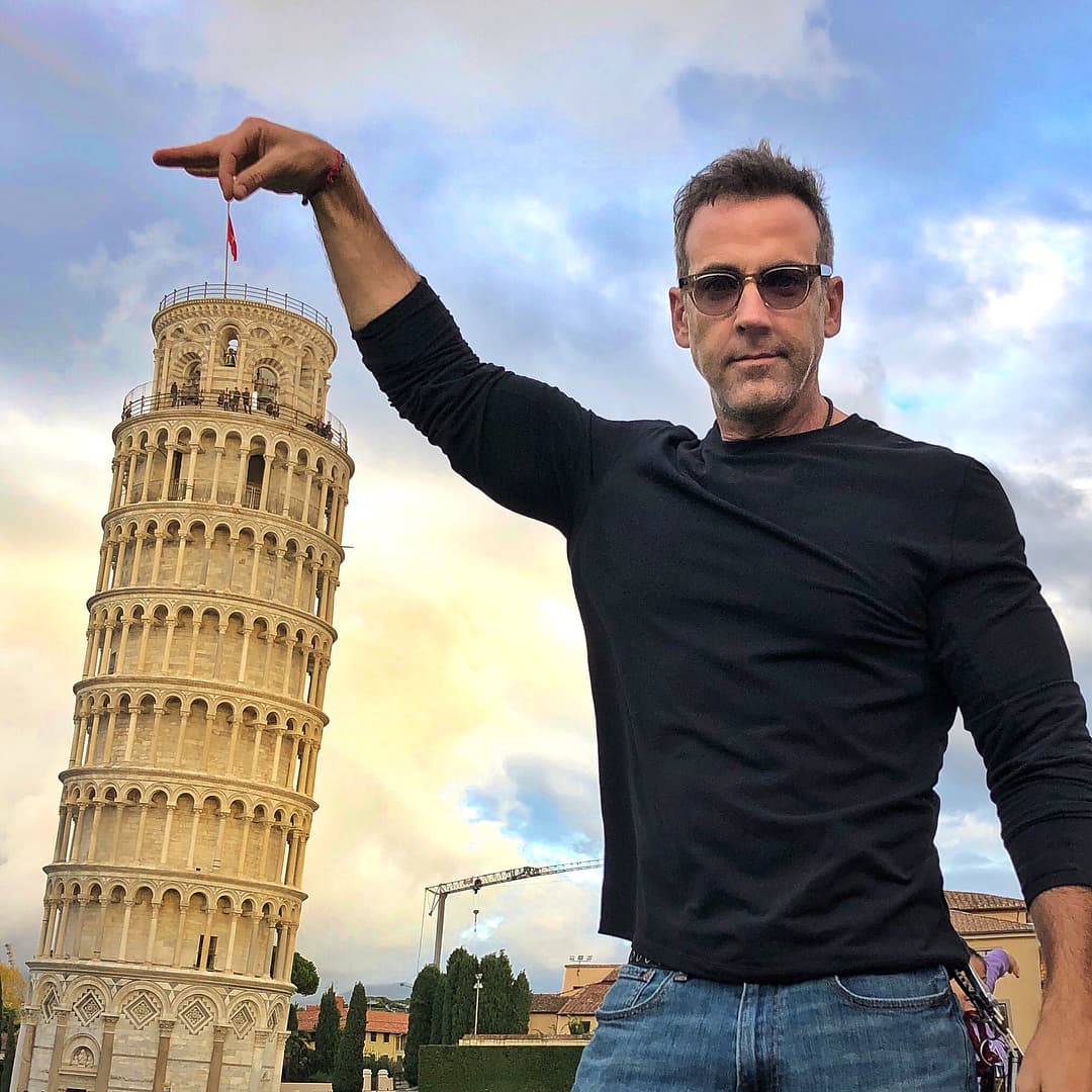 Carlos Ponce estuvo casado con Verónica Rubio por 23 años, con quien procreó a sus dos hijos y adoptó dos gemelas rusas.