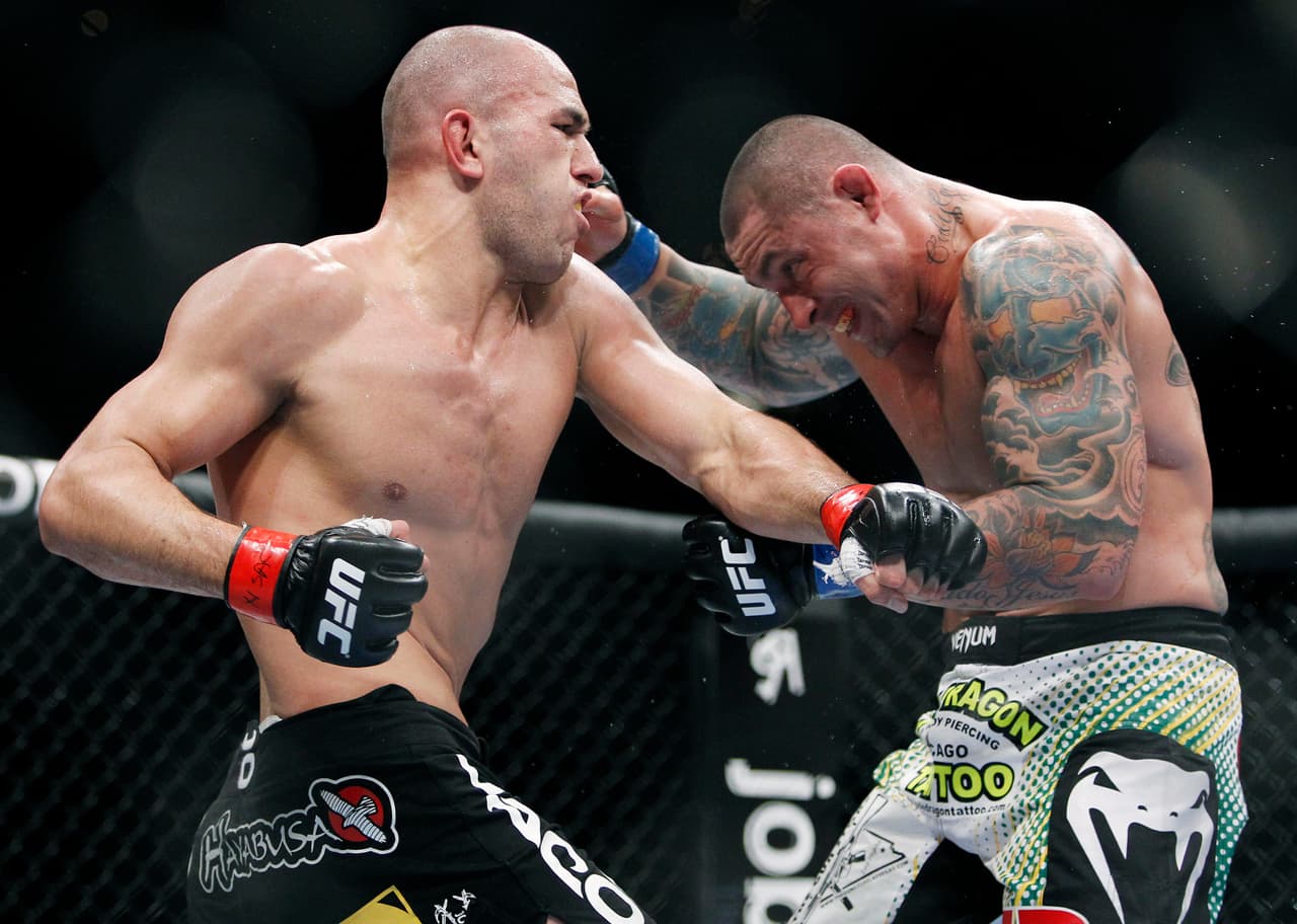 Silva (der.) fue liberado en marzo, pero tuvo que estar con una tobillera electrica como castigo durante varios meses.