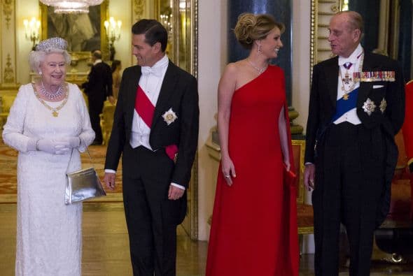 Posaron para la foto junto a la reina Isabel II y Felipe de Edimburgo. Angeliquita se encontró a su comadre, Salma Hayek, en la cena, ¿qué tanto habrán chismeado?