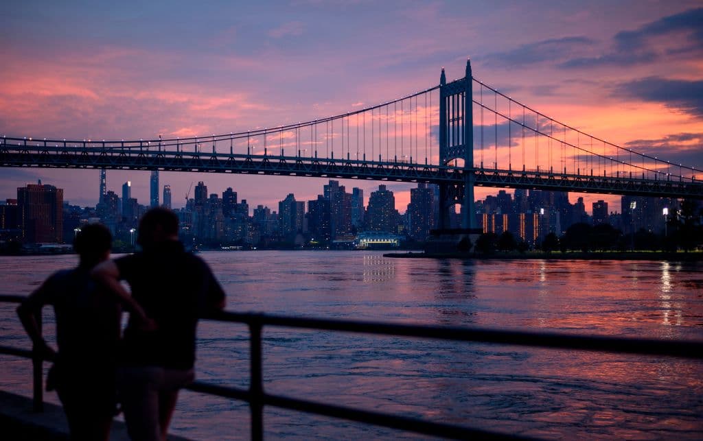 <a href="https://www1.nyc.gov/html/dot/html/infrastructure/brooklyn-bridge.shtml" target="_blank">Brooklyn Bridge - </a>Nueva York de noche