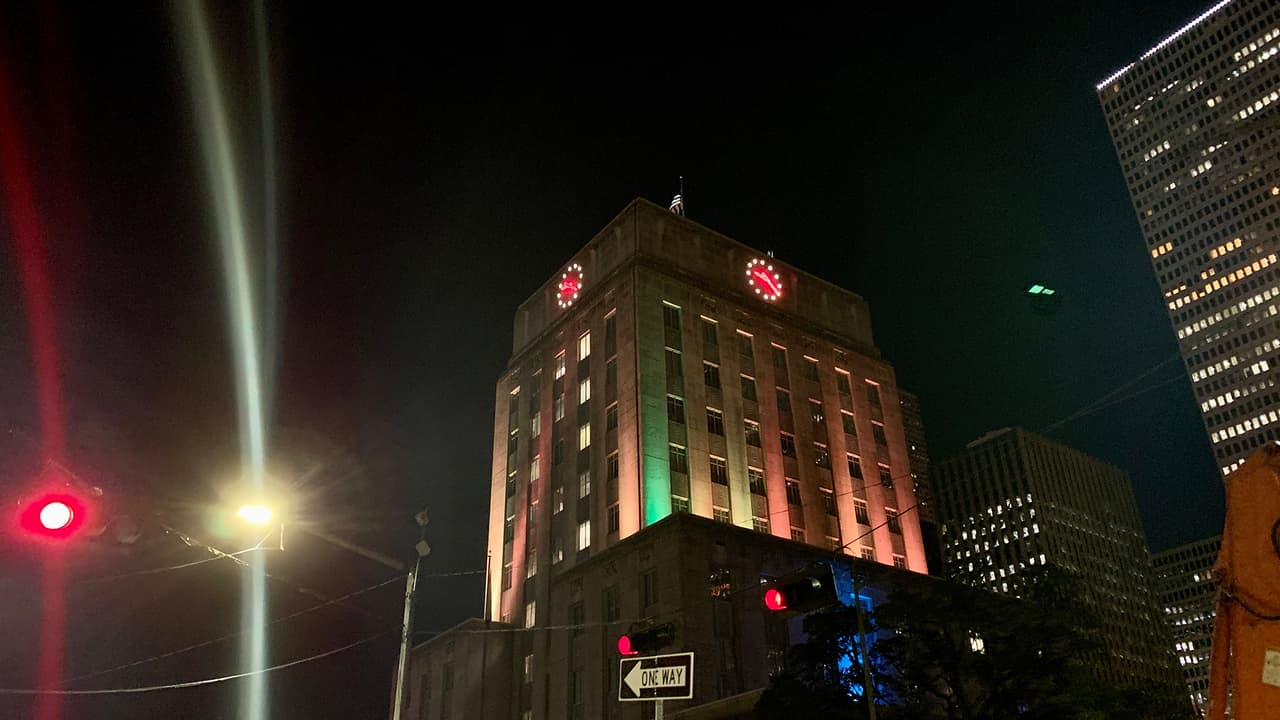El edificio de la alcaldía de Houston se iluminó de color ámbar en memoria de las personas que han muerto por coronavirus.