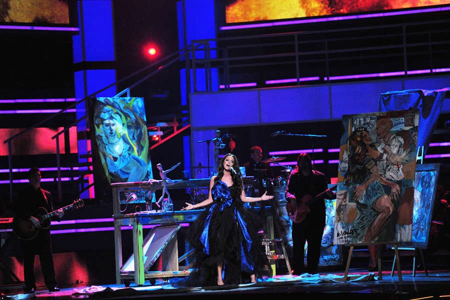 Con un setting que nos recordó al taller de un pintor, Shaila Dúrcal cantó esa noche 'Tanto amor'.