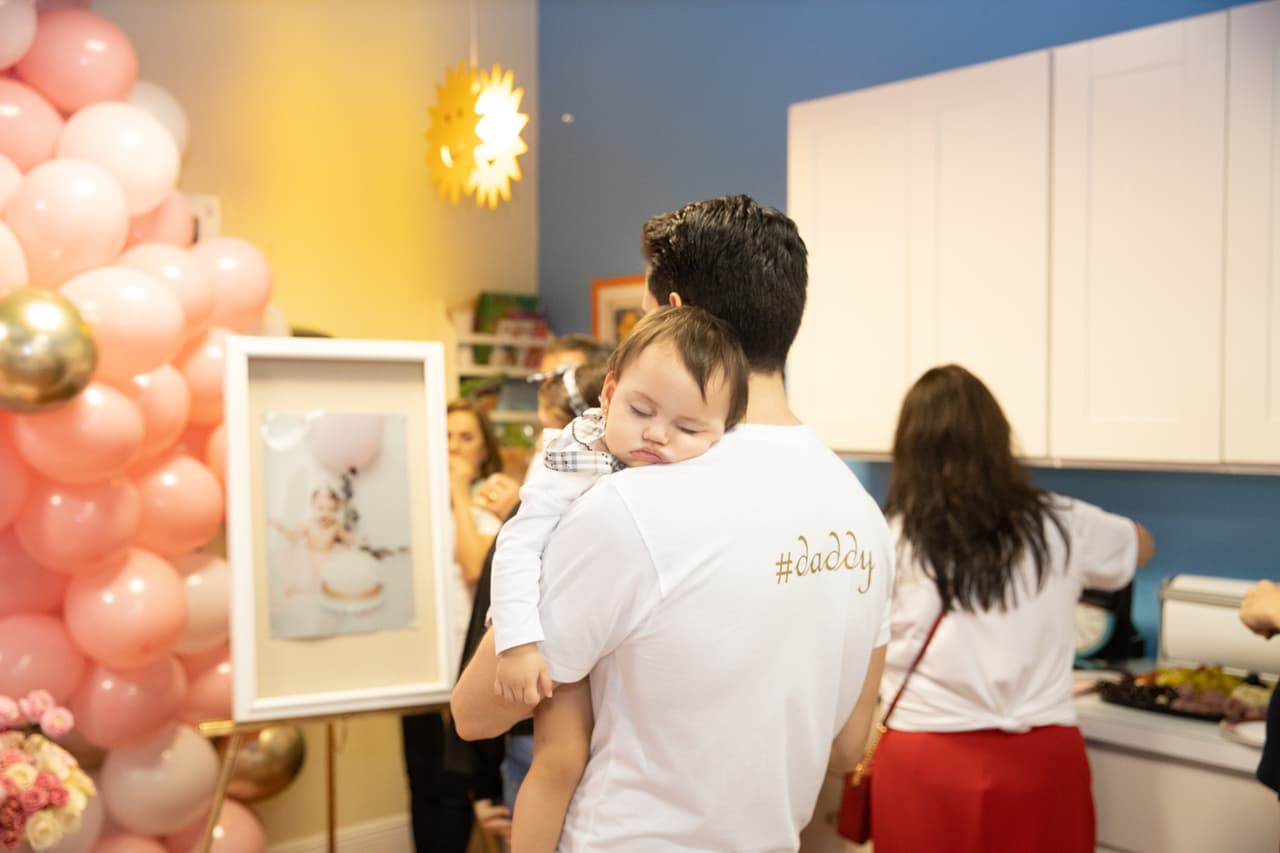 Chloé se siente segura con papi y no hay otros hombros en los que descanse más.