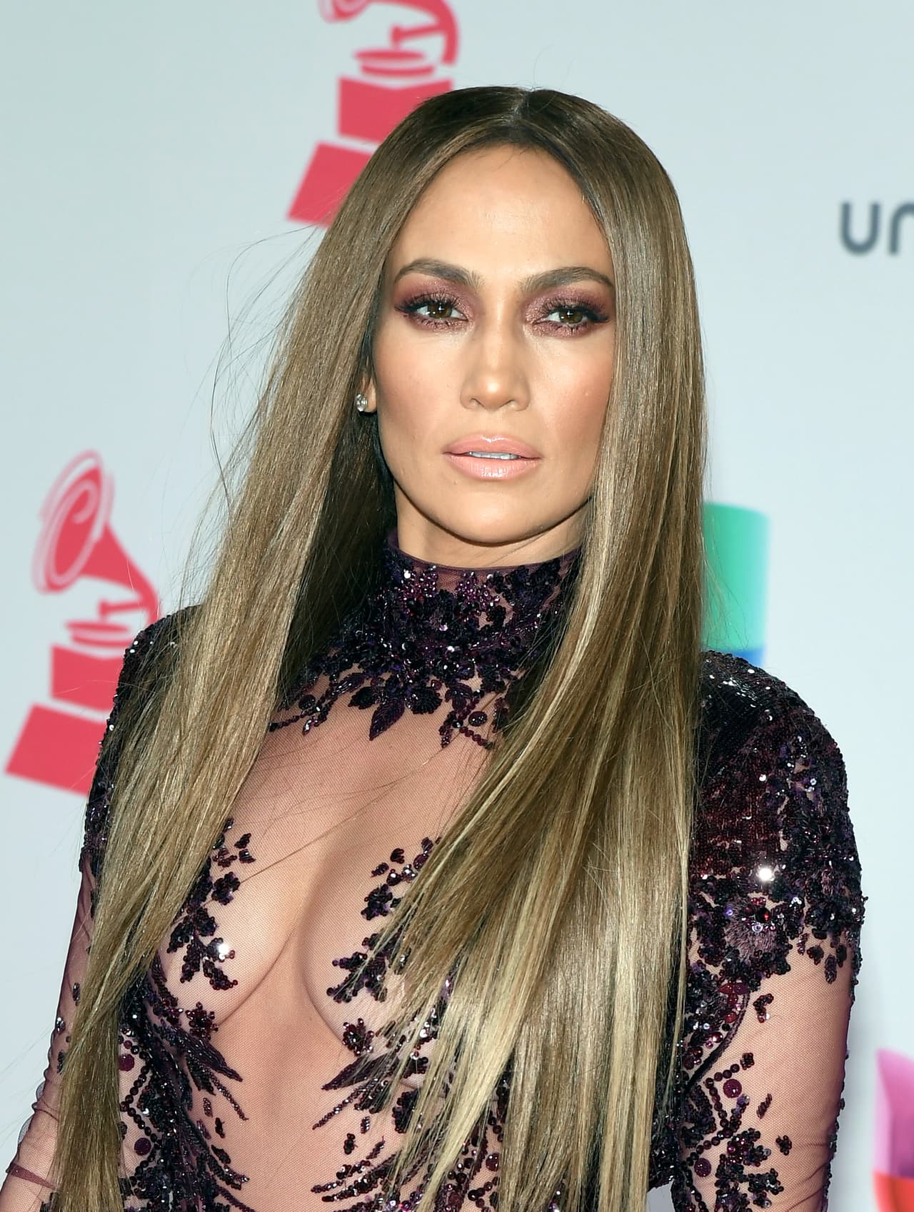 <b>Jennifer Lopez</b>: las sábanas que cubren su cama deben ser por lo menos de 250 hilos. Además, en alguna ocasión mandó a cerrar un centro comercial, para que ella pudiera hacer sus compras tranquila. 
<br>