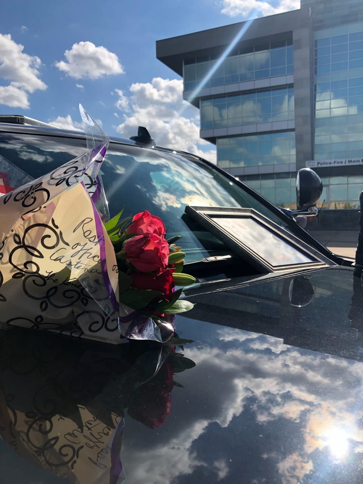 El Departamento de Policía de Grand Prairie informó a través de sus redes sociales que individuos pueden colocar notas de apoyo, flores y condolencias en el Tahoe estacionado fuera de la sede de la GPPD para conmemora el oficial Alberto Castañeda.