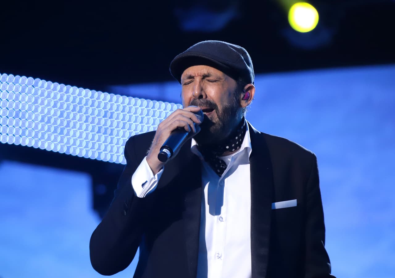 El dominicano Juan Luis Guerra subió posteriormante a entonar el éxito 'A Dios le pido' con un contagioso arreglo tropical y, en medio del tema, le mandó bendiciones a Juanes y a su familia. 
<br>