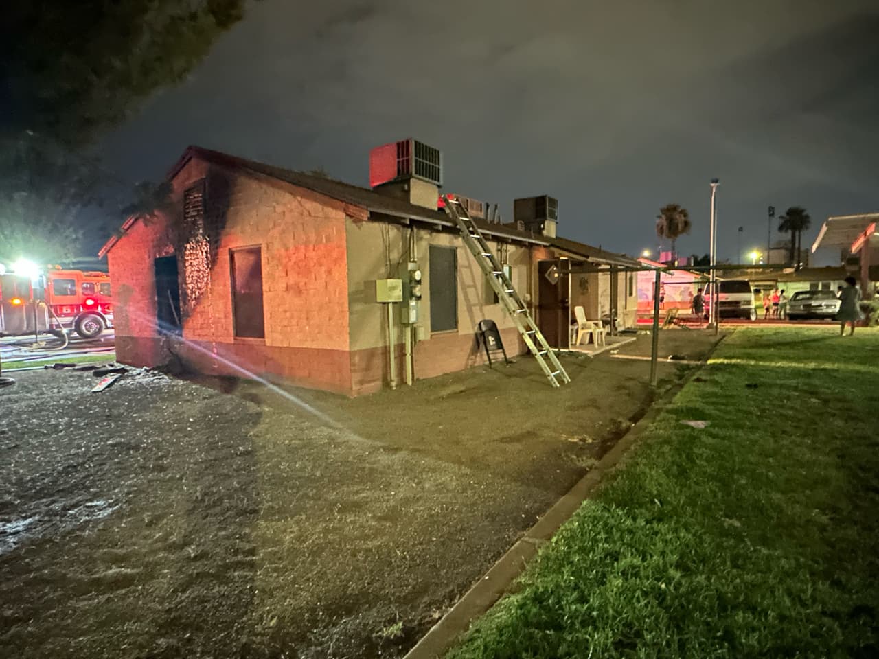 El Grupo de Trabajo de Investigaciones de Incendios recopila
<b>evidencia en la escena para determinar la causa </b>del incendio que consumió la mitad de la vivienda.