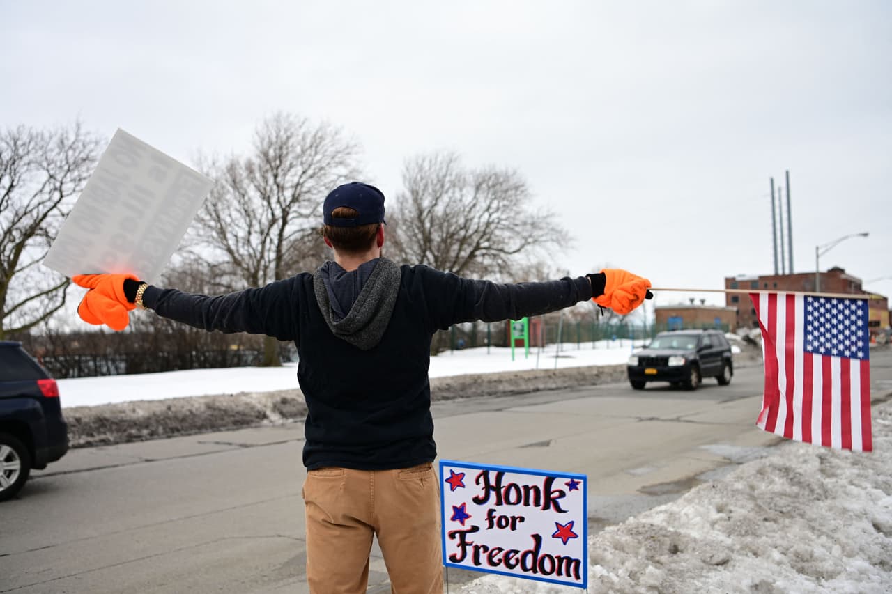 Las protestas contra las medidas que han adoptado el gobierno federal y los estados en EEUU no han ido al unísono, pero por lo general están asociadas a movimientos promotores de teorías conspirativas como QAnon y a sectores de la ultraderecha.
