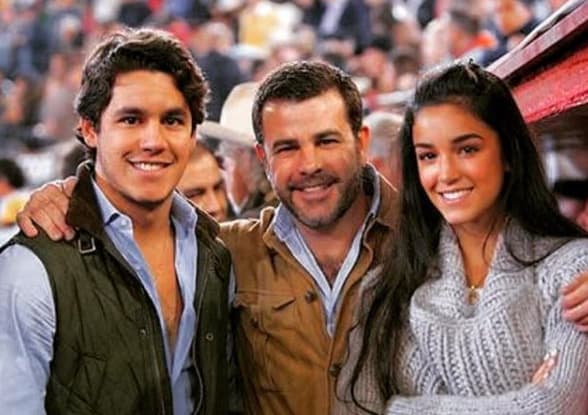 Independientemente de su situación sentimental, Eduardo Capetillo Jr. sigue levantando pasiones, es común que las chicas le pidan que pose junto a ellas en fotografías. Él se siente muy feliz ante tal situación: “me siento muy agradecido, qué lindas que piensen que merezco tomarme una foto con ellas” expresó para la Revista TVNotas.