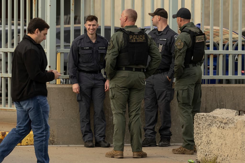 Según informaron fuentes oficiales, la operación involucra a la Oficina de Prisiones, la oficina del inspector general del Departamento de Justicia y otras agencias de aplicación de la ley.