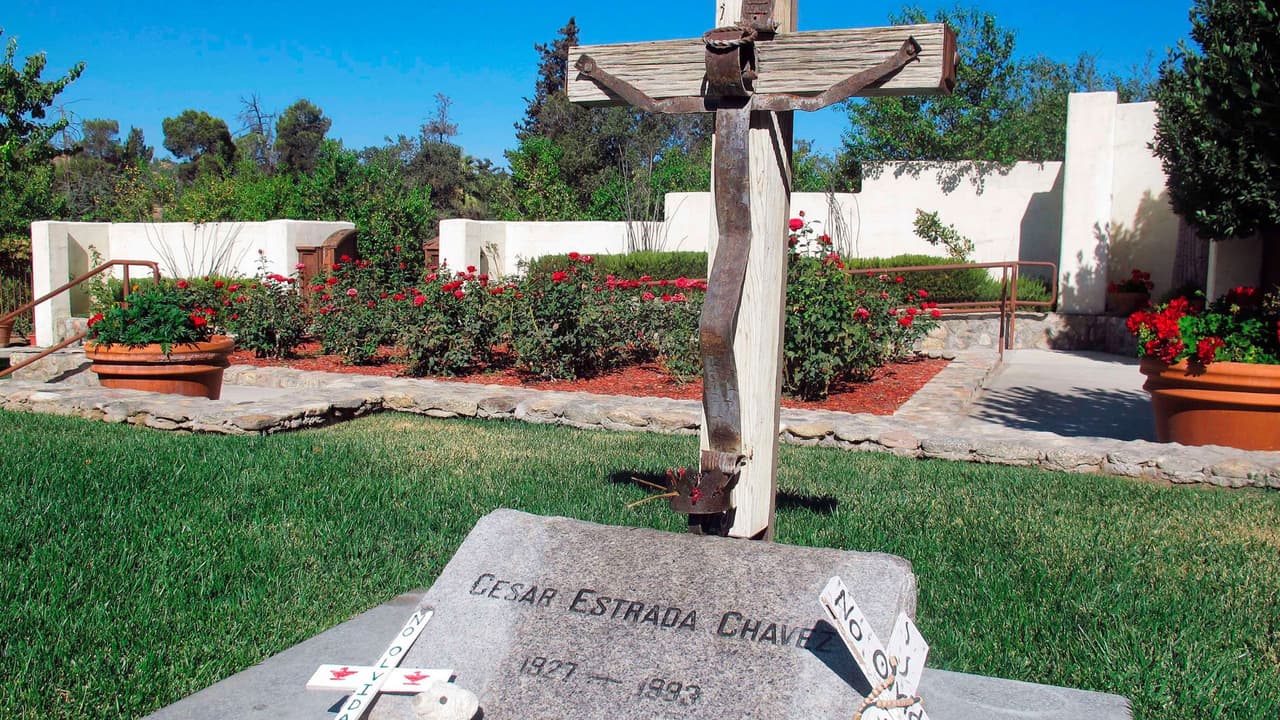 La tumba del líder sindical César Chávez en La Paz, sede histórica del United Farm Workers y hoy Monumento Nacional César E. Chávez, en Keene, California.