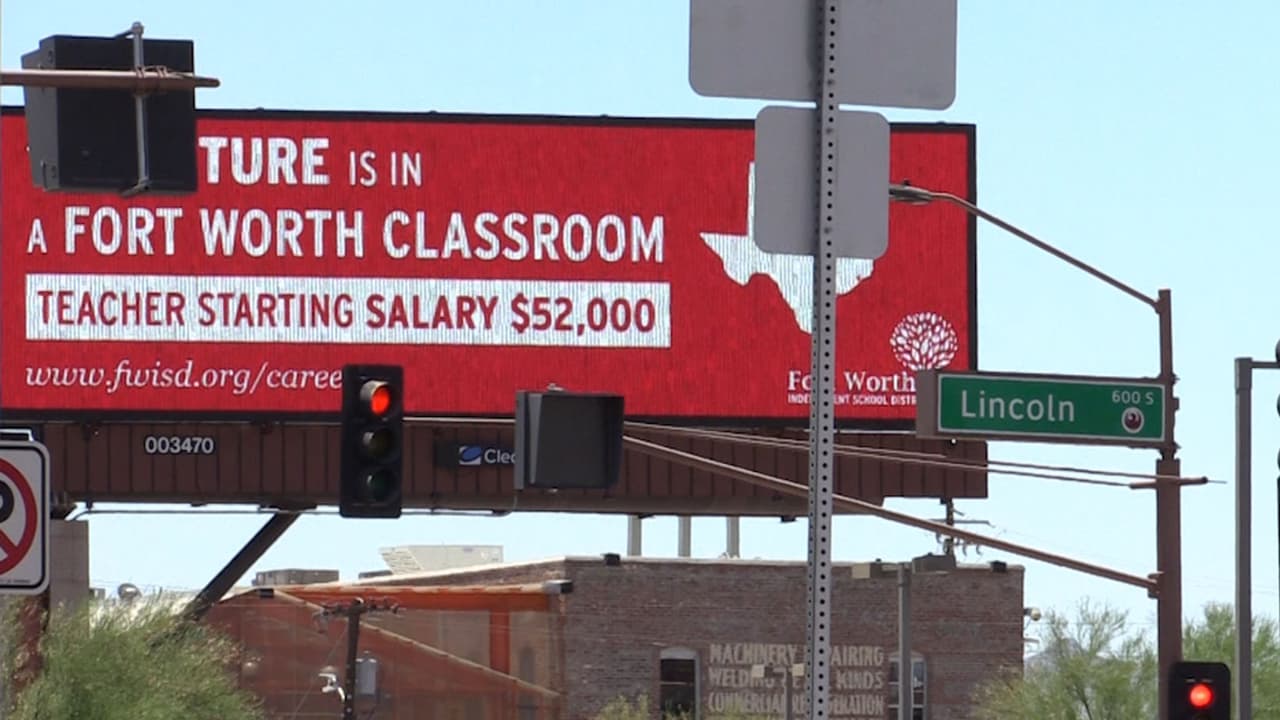 Con avisos en vallas publicitarias, más sueldo y en otro estado ofrecen trabajo a maestros de Arizona