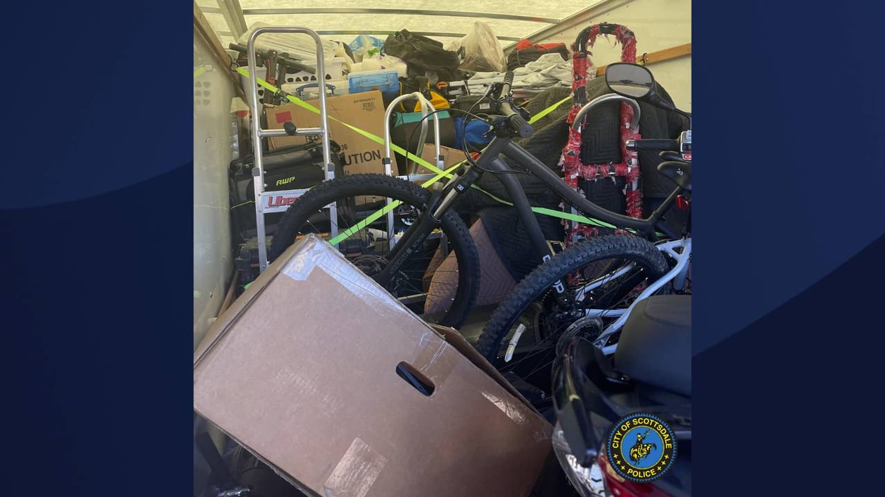 De acuerdo con la policía de Scottsdale, también se recuperó un camión alquilado que contenía propiedad robada adicional, estimada en más de $60,000.