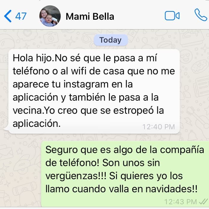 El pasado domingo, publicó otro mensaje donde su madre le indica que no puede ver su Instagram. “Seguro es algo de la compañía de teléfono”, respondió el experto en moda.