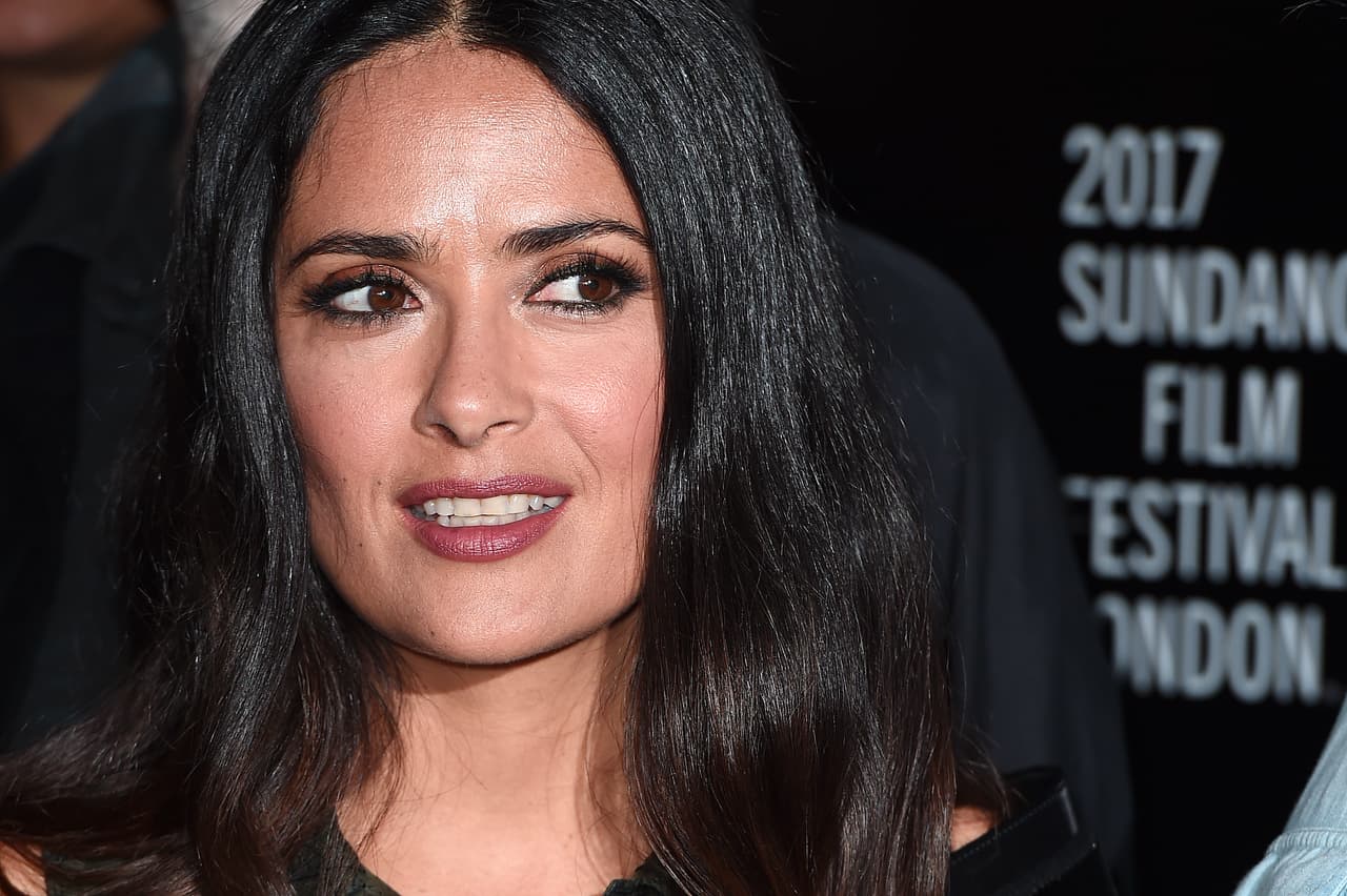 "No, no, no, no, no", escribió la artista mexicana
<b>Salma Hayek</b> en uno de las denuncias más detalladas sobre los presuntos abusos que el productor de cine Harvey Weinstein perpetró entre actrices en Hollywood. 2017 ha sido el año en que
<b>centenares de mujeres han dado un paso adelante</b> para explicar
<a href="http://www.univision.com/temas/acoso-sexual">cómo han sufrido<b> </b>acoso y abuso sexual en el lugar de trabajo</a>, especialmente por parte de hombres en el poder. La actriz latina,
<a href="https://www.univision.com/noticias/acoso-sexual/durante-anos-el-fue-mi-monstruo-el-poderoso-testimonio-con-el-que-salma-hayek-acusa-a-harvey-weinstein">en un artículo en The New York Times</a>, llamó al productor su "mostruo" y dijo que debió darle muchos 'noes' mientras trabajaron juntos en la producción de la película 'Frida'. "'No' a ducharme con él. 'No' a dejar que me vea ducharme. 'No' a dejar que me dé un masaje. 'No' a dejar que un amigo suyo desnudo me dé un masaje. 'No' a permitirle que él me haga sexo oral. 'No' a estar desnuda con otra mujer".