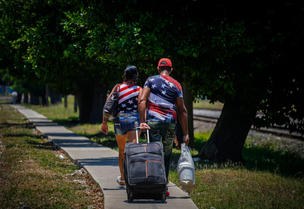 Cómo impacta la pausa en los trámites migratorios a ciudadanos de 19 países, incluidos Cuba y Venezuela